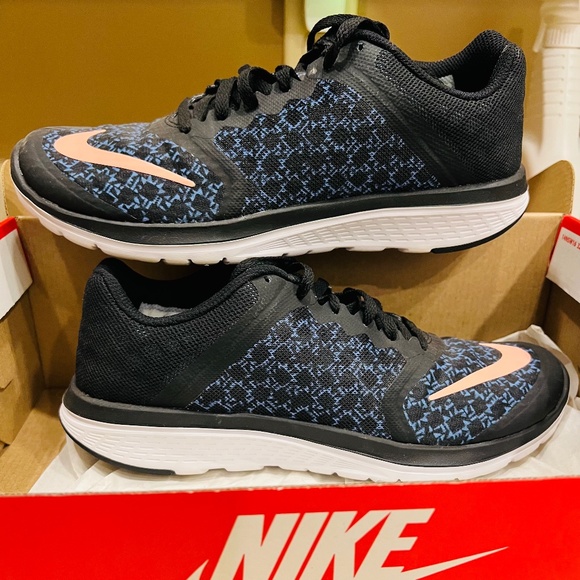 Nike Tennis Shoes Size 8 - Picture 3 of 7